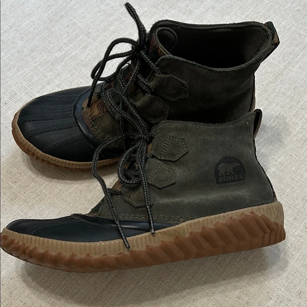 Sorel Out N About Rain Boots Women’s 7.5 Olive Camouflage Suede Ankle Booties